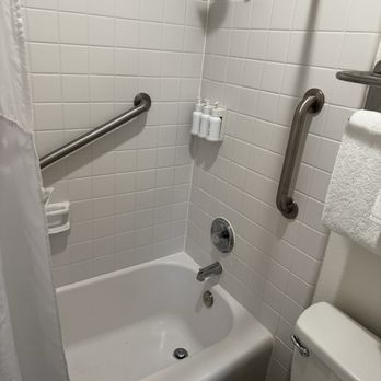Kings Inn San Diego - Tiny bathtub but handicap accessible more or less. - San Diego, CA