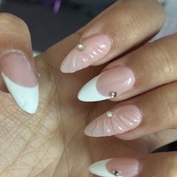 The design on both my index and ring finger are different.