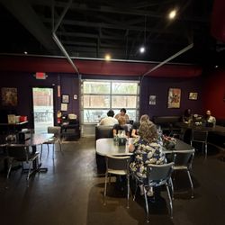 Savage Pizza - Interior seating