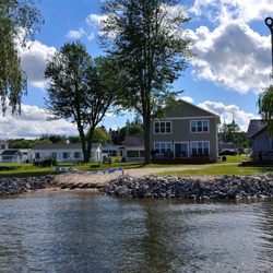 Lyman's On the Lake - The 7-bedroom Lodge & beach area