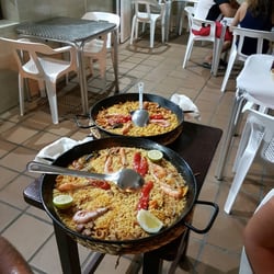 Martin - La paella au premier plan, la fideua derrière