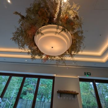 Sam's Waterside - Small touches add to the overall feel - Brasseries Near Me - Brentford, XGL