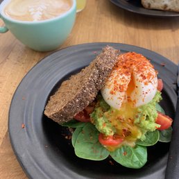 Avocado mash with egg