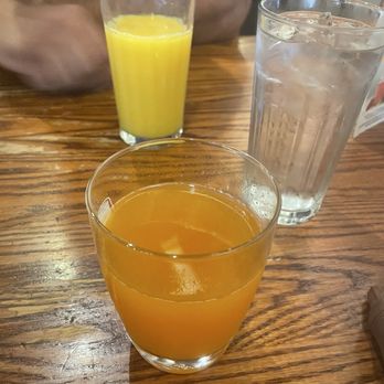 Cracker Barrel Old Country Store - Peach mimosa - American Near Me - Cave City, Kentucky