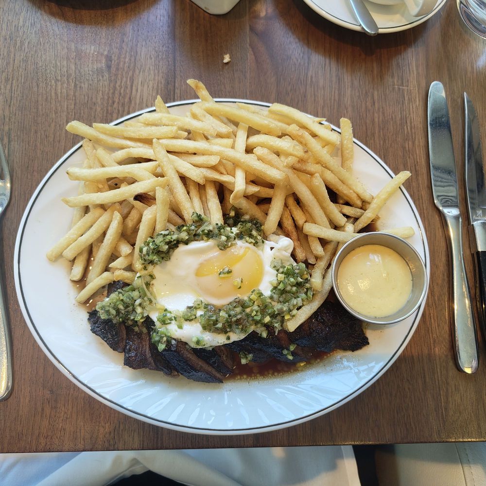 Le 9E - Hanger steak with egg, fries, mayo and "vierge verte" sauce - French Near Me - Montreal, Quebec Le 9E - Hanger steak with egg, fries, mayo and "vierge verte" sauce - French Near Me - Montreal, Quebec