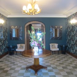 Milton Hill - The hotel entrance