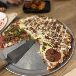 Modern Eats Pizzeria - Mixed inferno & garlic cheese pizza