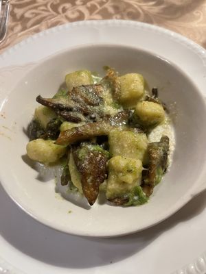 The Polo Lounge by null