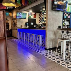 Que Bueno Bar & Grill