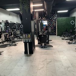 Cruz Cutz Barbershop - Barber chairs