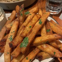 HAND-CUT FRENCH/GARLIC FRIES HAND-CUT FRENCH/GARLIC FRIES