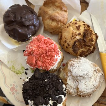 Beard Papa's Cream Puffs - Desserts Near Me - Monterey Park, California
