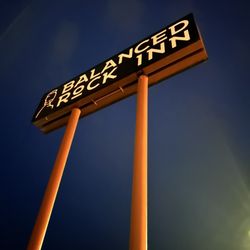 Balanced Rock Inn - Hotel sign