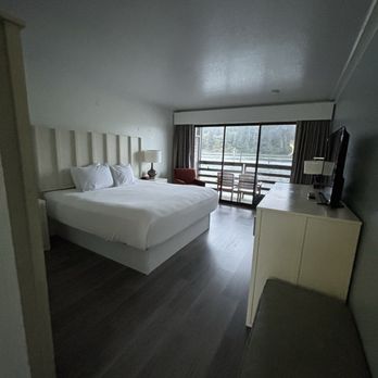 River House Inn, a Baymont by Wyndham - King bed river view room - Hotels Near Me - Florence, Oregon