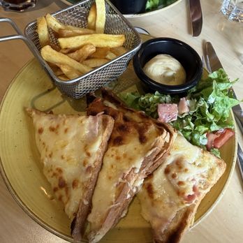 Le Bouquet des Archives - "Down home" Croque Monsieur. That little dish with sauce in it was an awesome condiment. Frites were served piping hot! - Brasseries Near Me - Paris, 75 Le Bouquet des Archives - "Down home" Croque Monsieur. That little dish with sauce in it was an awesome condiment. Frites were served piping hot! - Brasseries Near Me - Paris, 75