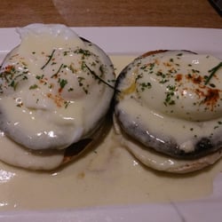 Lazy Gecko Cafe - Eggs benny with portobello mushroom