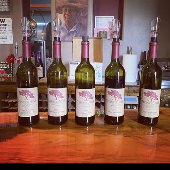 Toasted Oak Winery - Fabulous selection of wine - Wine Tasting Room Near Me - Fallbrook, California