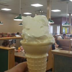Abbott's Frozen Custard - Baby vanilla for 3 and a very busy restaurant