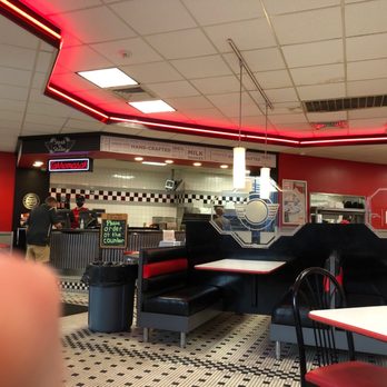 Steak ’n Shake -  the interior of a diner - Burgers Near Me - Dalton, Georgia