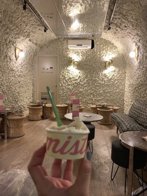 Foto de Mistura Ice Cream - Madrid, M, ES. Small cup and seating below