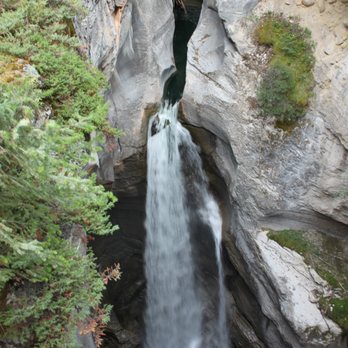 Maligne Canyon - A waterfall in the canyon - Hiking Near Me Maligne Canyon - A waterfall in the canyon - Hiking Near Me