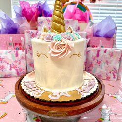Vanilla Sugar Bakery - Unicorn cake with chocolate cake inside