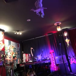 Camelot Lounge - Colorful decor !!
