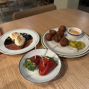 Leña - Spanish Near Me - Detroit, Michigan