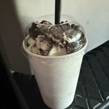 California Burger Express - Vanilla "Cali Swirl" with Oreo mix in topping - Burgers Near Me - Bakersfield, California