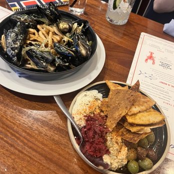 ReelHouse Marina Bay - Mezze Plate and moule frites - New American Near Me - Quincy, Massachusetts