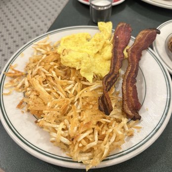 Plaza Cafe Downtown - The Traditional (also came with green chile cheddar toast) - extra crispy hash browns and bacon - American Near Me - Santa Fe, New Mexico