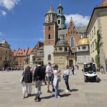 Wawel - Exterior Courtyard - Cafes Near Me - Kraków, DS