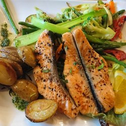 Alte Destille - Lachsfilet vom Grill mit buntem Gemüse und Rosmarinkartoffeln