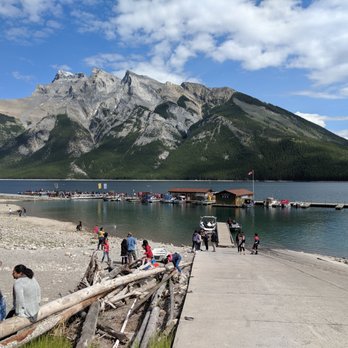 Lake Minnewanka - Beautiful Mountains - Lakes Near Me - Banff, Alberta Lake Minnewanka - Beautiful Mountains - Lakes Near Me - Banff, Alberta