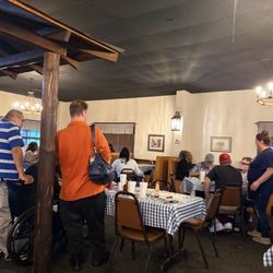 Ron's Barn Barbecue & Seafood - Dining room