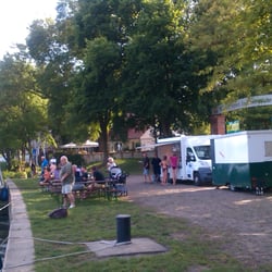 Plauer See - Fischbrötchen, Hofgarten und altes Schloss an der Brücke