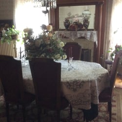 Grandview Guest Home - The dining room, where Marjie serves her guests wonderful breakfasts. Best I ever had at a B&B!