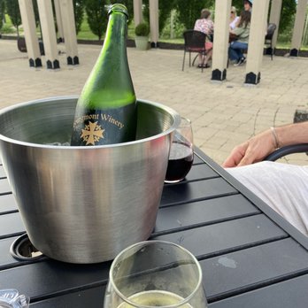 Bourgmont Winery - Amazing champagne and live music - Wine Tasting Room Near Me - Bucyrus, Kansas