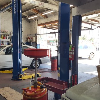 A & R Auto Repair - Garage - Three Work Bays (09/12/18). #Burbank #AutoMechanic #ShopSmallBusiness #MomAndPop - Auto Repair Near Me - Burbank, California