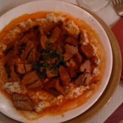 Brochette de gigot d'agneau avec purée d'aubergines et yaourt à l'ail