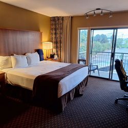 Mirabeau Park Hotel - King bed with balcony
