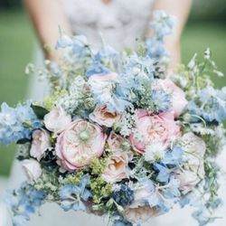 Bella Blue Floral Design - Beautiful organic bridal bouquet