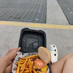 Inlet Grille and Gifts - Cheese burger