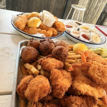 Parson's Chicken & Fish - Logan Square - Dipping platter and 6 Piece Fish - New American Near Me - Chicago, Illinois