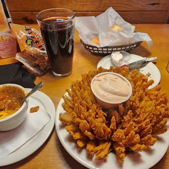 Texas Roadhouse - Soda, chili and Bloomin' Onion  Peanuts and bread with cinnamon butter - American Near Me - Medford, Oregon