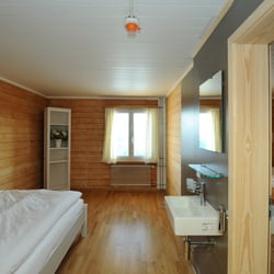 Berghaus Niederhorn - Das Doppelzimmer mit Verbindungstüre zu Zwei-Bett-Zimmer auf Anfrage
