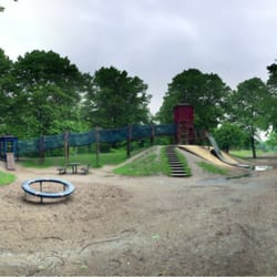 Spielplatz im Sternschanzenpark - Blick vom Eingang auf die Hügellandschaft mit den Klettertürmen