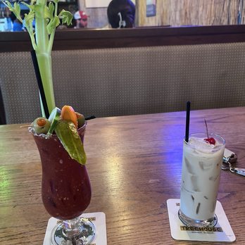 Crazy Craig's Treehouse - Bloody Mary & White Russian - American Near Me - Branson, Missouri
