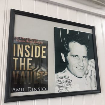 De-Onna's - My curiosity got me staring at this picture and come to find out the author was in the restaurant - Greek Near Me - Hubbard, Ohio
