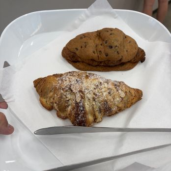 Tous Les Jours - Almond Croissant & Crookie - Bakeries Near Me - La Habra, California